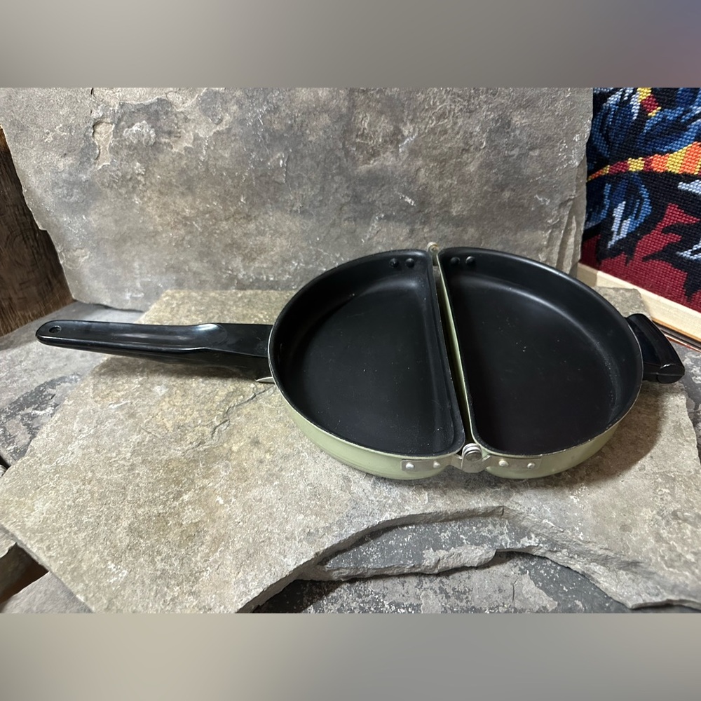 Dual Compartment Non-Stick Frying Pan for OMELETTES